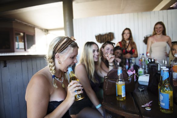 Schoolies from Freshwater Senior Campus have drinks at Aquarius Backpackers.

