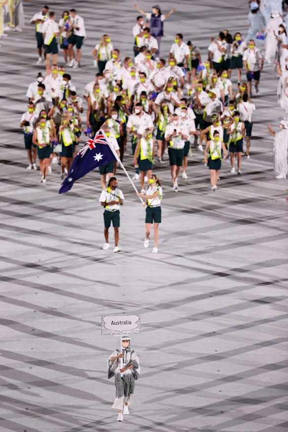  Flag bearers Cate Campbell and Patty Mills of Team Australia lead their team during the Opening Ceremony.
