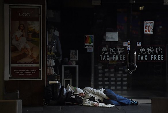 People living on the streets have been told by authorities they may no longer be allowed to sleep rough as NSW's peak homelessness body fears the vulnerable could face police action if the state drags its heels on offers from hotels. Homelessness NSW chief executive Katherine McKernan said many of Sydney's homeless people were still without shelter and risking COVID-19 transmission due to a lack of co-ordination from government departments, despite hotel chains reaching out to offer their spare rooms.