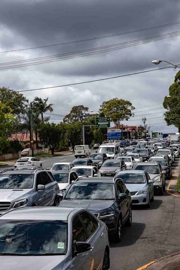 Covid testing clinic at Roselands Shopping Centre open-air car park on Dec 28, 2021. The queue starts from M5, with approximately three hours waiting.