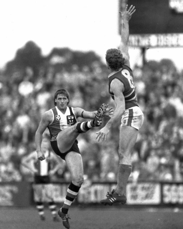 Tony Lockett kicks his 100th goal for season at Moorabbin in 1987.