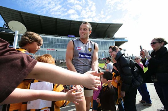 Brad Sewell makes his way through the crowd during a Hawthorn Hawks AFL training session at Waverley Park.