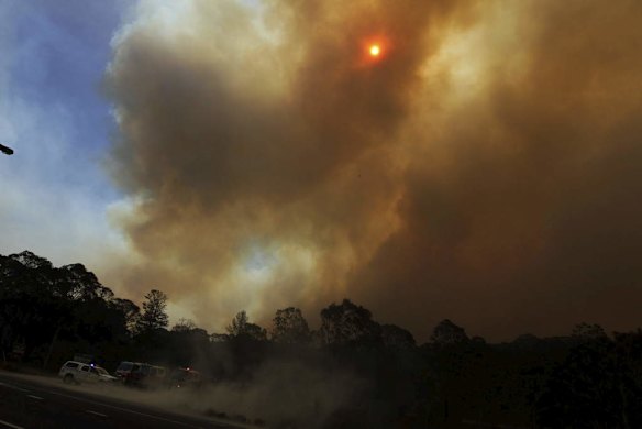 RFS firefighters protect properties at Lithgow Fire.