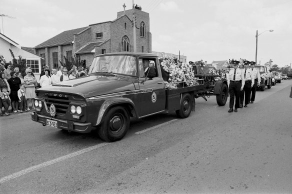 Members of the public line the funeral procession for policemen killed in a shooting at Toongabbie, Sydney, 5 October 1971.