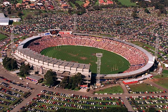 The last game at Waverley Park in 1999 pitted the Hawks against the Swans in front of a capacity crowd of 72,130. Nick Holland booted five goals and Nathan Thompson six as the Hawks dominated from the first bounce, running out 85-point victors.