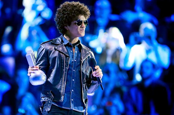 US singer Bruno Mars holds his trophy during the MTV Europe Music Awards (EMA) 2013.