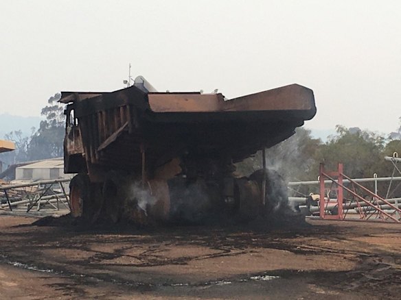 Fire destroys Yarloop, threatens Waroona and Harvey