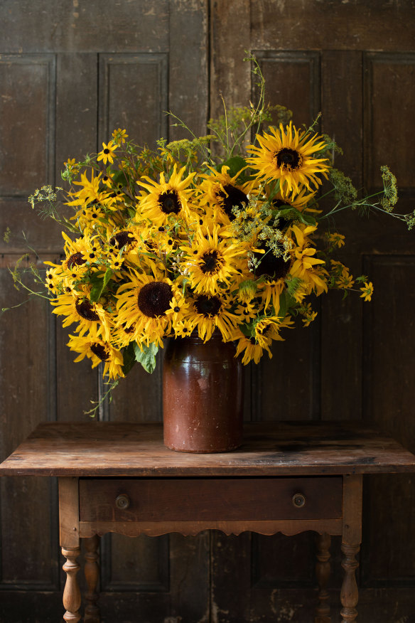 A Van-Gogh-inspired sunflower arrangement by Erin Benzakein.