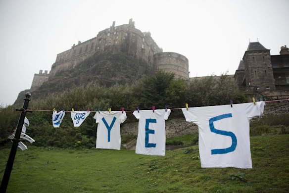 A Yes campaign washing line in front of Edinburgh Castle.