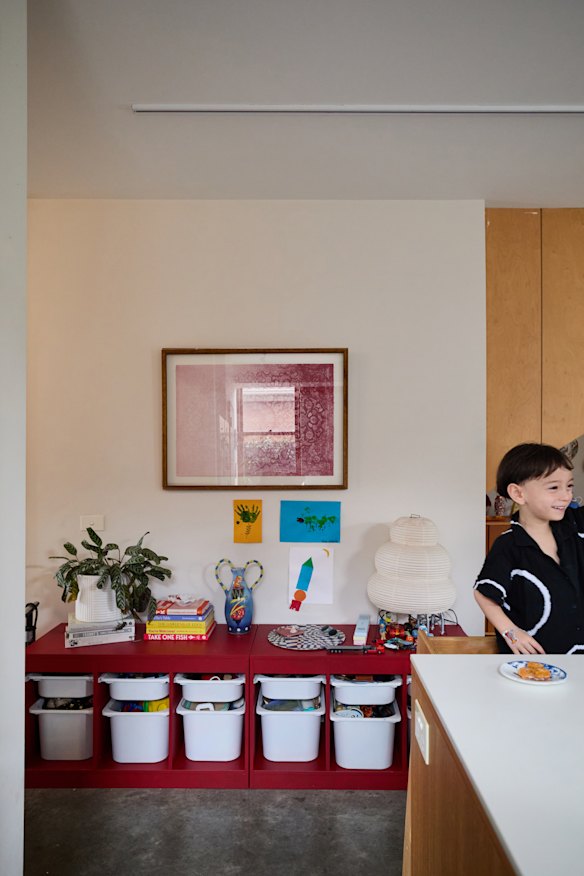 An artwork by Stanislava Pinchuk hangs above storage for Enzo’s toys, Kmart units painted a
deep red by Lafian. The vase is by Indonesian ceramicist Sekarputi Sidhiawati of Arta Derau.