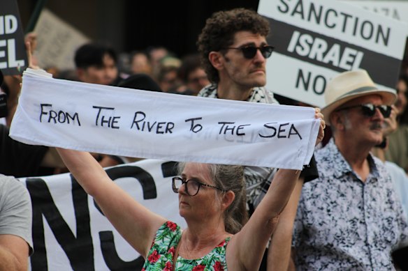 Brisbane protesters were furious at the LNP government’s plan to ban the phrase “from the river to the sea,” with the phrase written on banners and chanted through the CBD. 