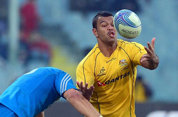 Kurtley Beale controls the ball.