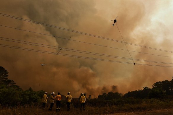 Gospers Mountain fire continues its easterly run. Starting to come close to Kurrajong Heights. 21st December 2019.