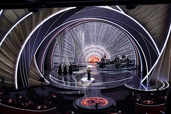 Reba McEntire performs "Somehow You Do" from "Four Good Days".