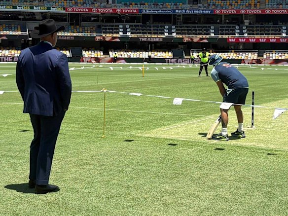 Matthew Hayden watching Jake Weatherald visualise.