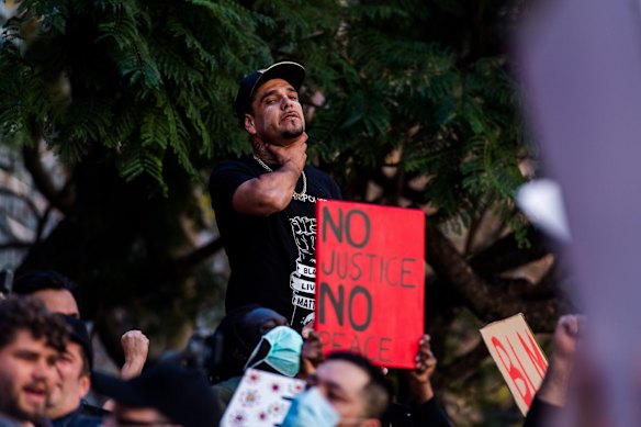 Thousands marched in Sydney to protest against the injustice of over 400 indigenous Australian deaths.