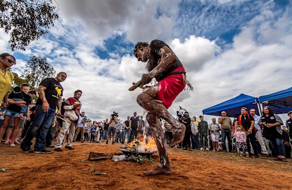 Mutthi Mutthi Elder Dave Edwards in ceremony for Mungo Man at Balranald.
