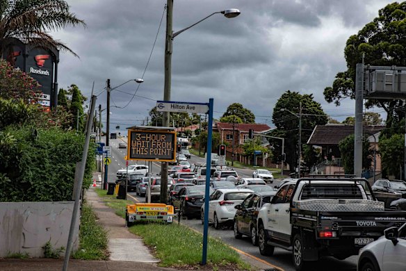 Covid testing clinic at Roselands Shopping Centre open-air car park on Dec 28, 2021. The queue starts from M5, with approximately three hours waiting.