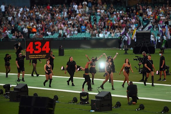 The iconic 434 float make their way to the arena.