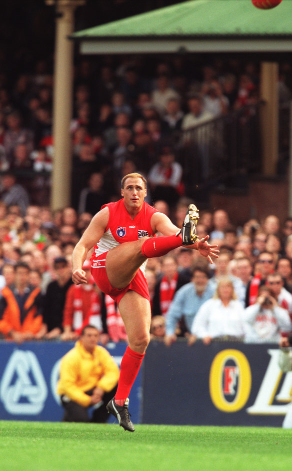 Tony Lockett kicking his 1300th goal.