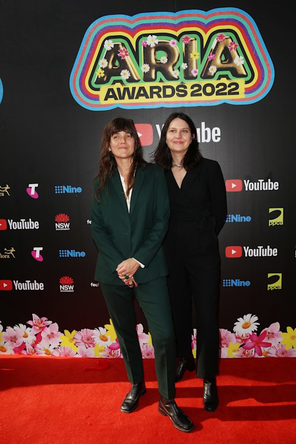 Courtney Barnett (Left).