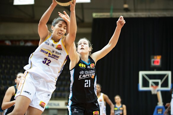 Boomers' Kalani Purcell and Capitals' Keely Froling. 