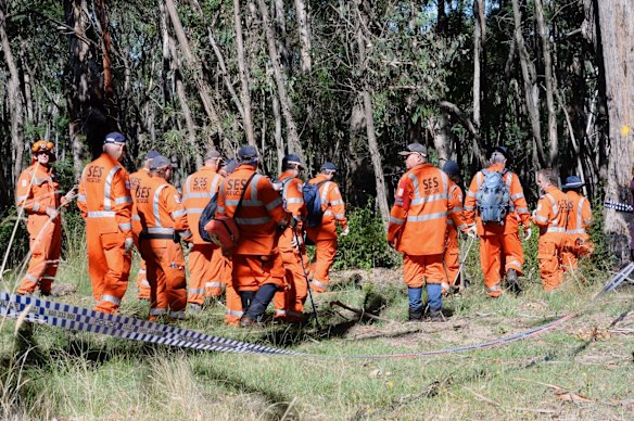 An SES crew begin a line search on the western side of Loch Road.