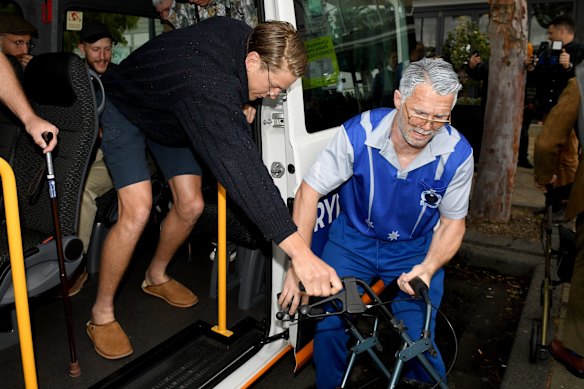 Patrick Dangerfield helps Rhys Stanley off the bus