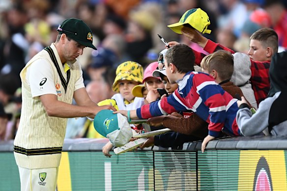 Jhye Richardson signs a few autographs at the fence. 