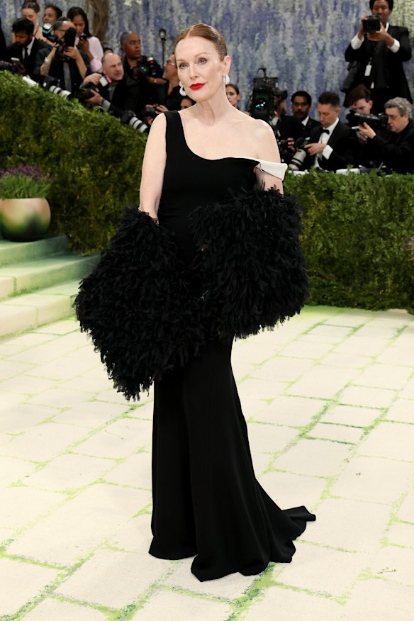 Julianne Moore in Bottega Veneta.