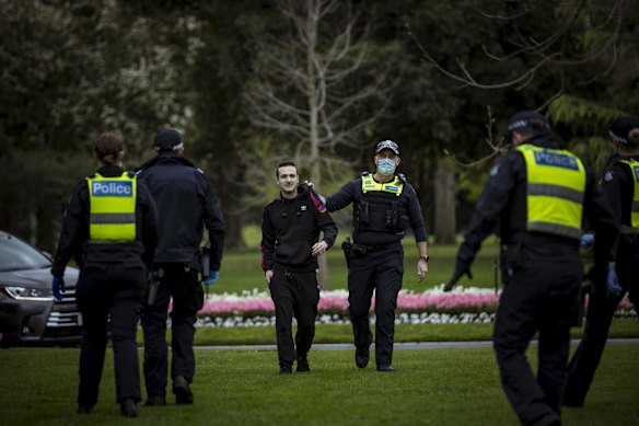 An anti-lockdown supporter is detained by Victoria Police after refusing to provide details and being in non-compliance with the Chief Health Officers guidlines. 
