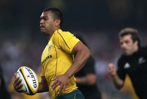 Kurtley Beale breaks away.