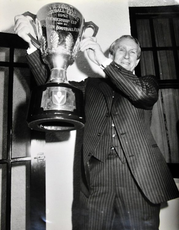  Former Prime Minister Malcolm Fraser with the AFL Premership Cup as he hosts a dinner at the Lodge for players, officials, wives and girlfriends of the Carlton Football Club (20/10/82)