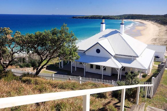 Sugarloaf Point Lighthouse, Seal Rocks.