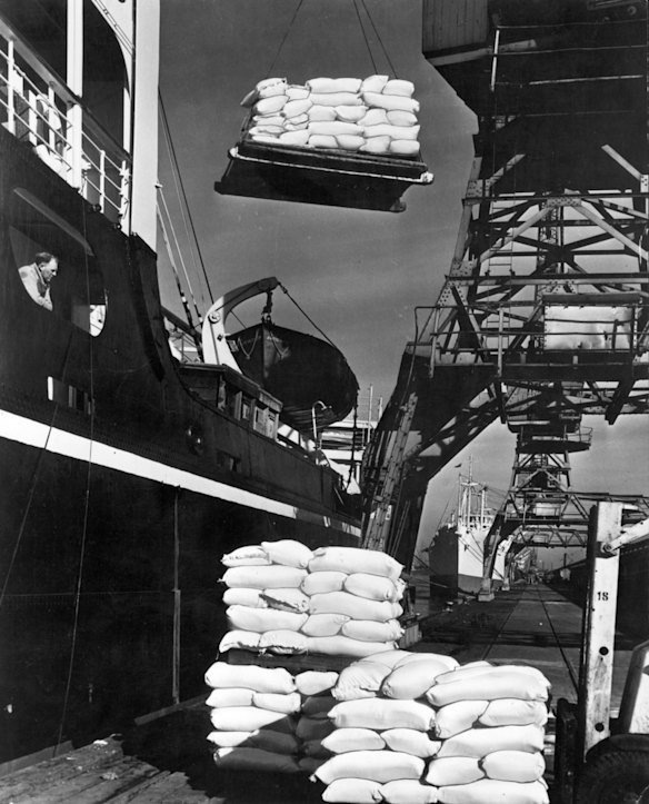 Loading sacks of flour 1957, Port of Melbourne. Photo: Wolfgang Sievers/Courtesy State Library of Victoria