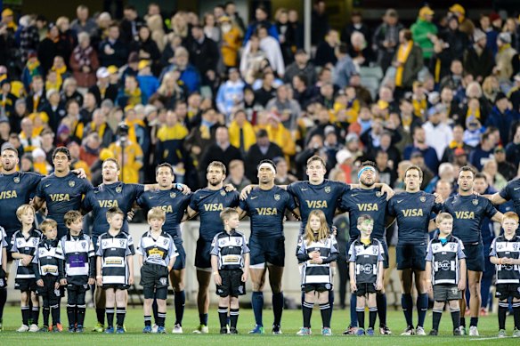 The Pumas sing the Argentine national anthem. 
