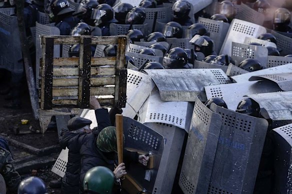 Anti-government protesters clash with Interior Ministry members in Kiev, February 18, 2014. Several thousand anti-government protesters clashed with police near Ukraine's parliament on Tuesday, torching vehicles and hurling stones in the worst violence to rock the capital Kiev in more than three weeks.