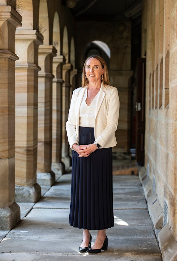 Rebecca Panagopoulos, diretora de co-educação de Newington, diz que os pais perguntaram como iriam manter as meninas seguras.