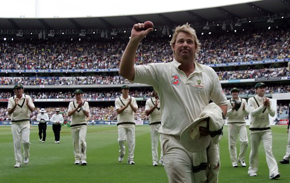 Que momento: Shane Warne é aplaudido de pé depois de reivindicar seu 700º postigo de teste no MCG no Boxing Day de 2006.