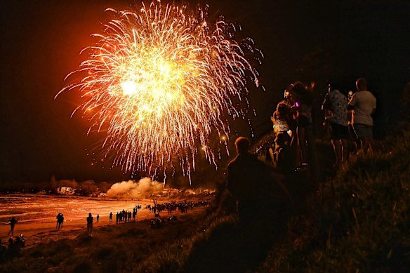 9pm NYE fireworks at Currarong, in Shoalhaven NSW.