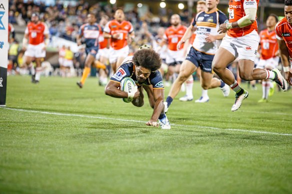 Brumbies flyer Henry Speight scores a try against the Sunwolves. 