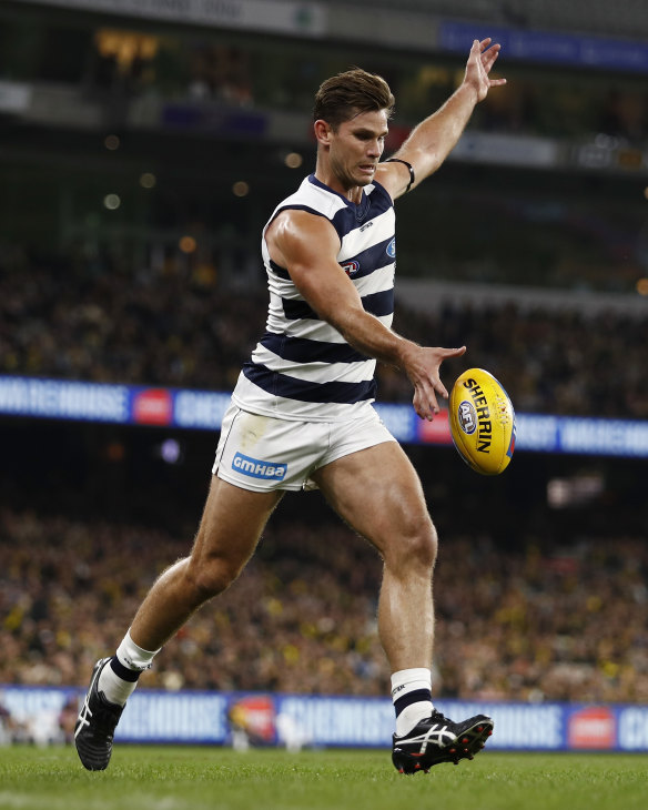 Tom Hawkins kicks for goal.