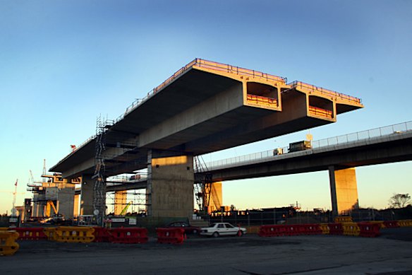 The building of the second Gateway Bridge.