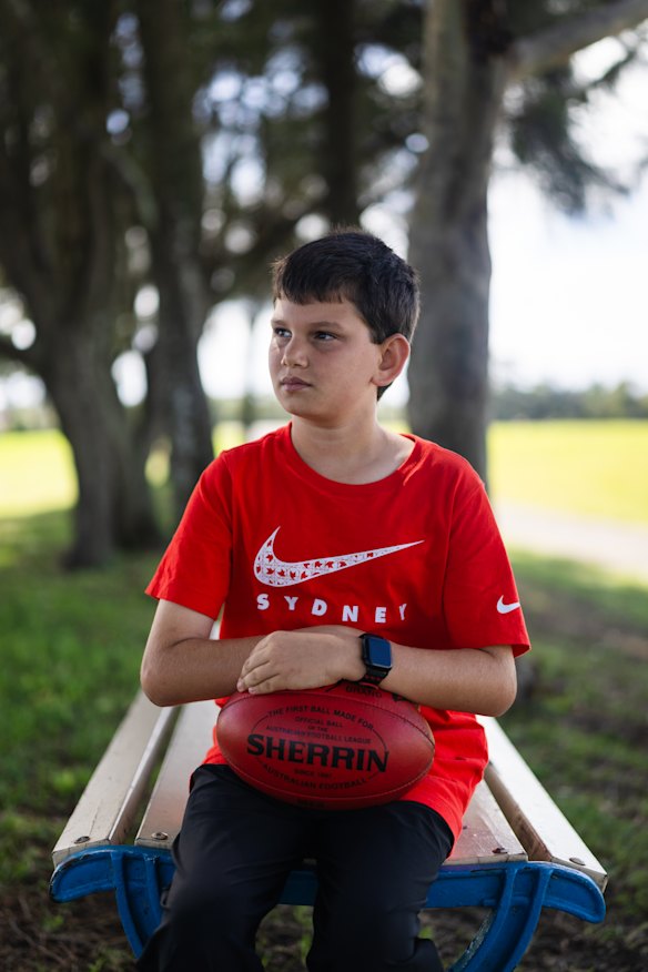 Junior Australian rules player Oscar Loebenstein was taken off the field for weeks, and told to reduce screen time during his concussion recovery.