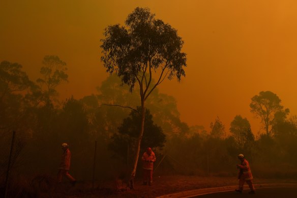 As the fire front approaches an RFS crew assesses the perimeter at Barden Ridge, Sydney.