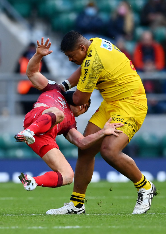 Will Skelton tackles Antoine Dupont of Toulouse in last year's Heineken Cup final 。” loading=