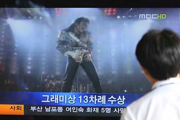 A South Korean watches a television reporting a death of U.S. Pop star Michael Jackson at Seoul Railway Station in Seoul.