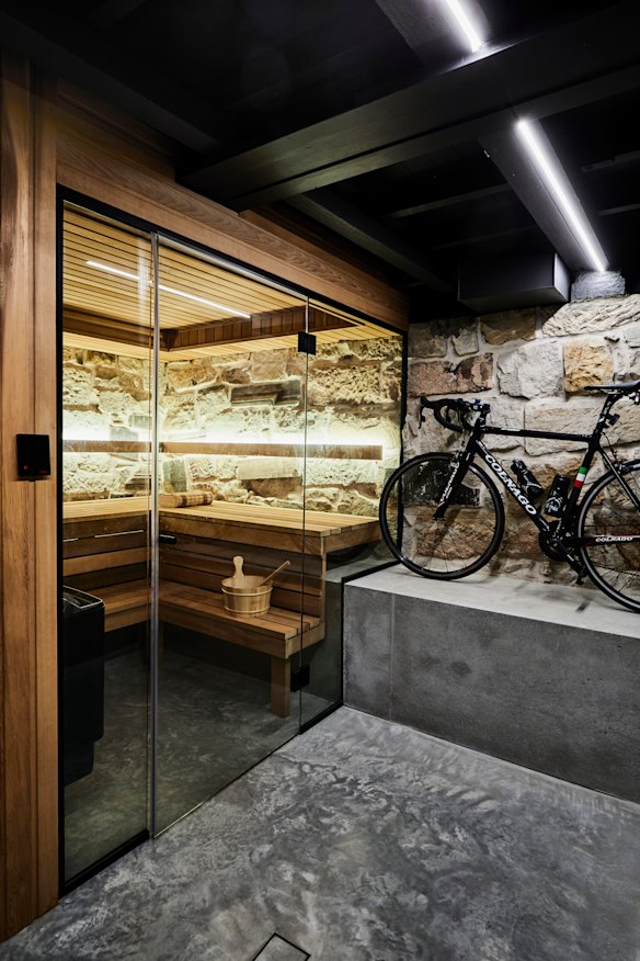 A sandstone-lined sauna and dedicated bicycle storage room reflect the owners’
active lifestyle, bringing a wellness-retreat feel to the lower-ground level.