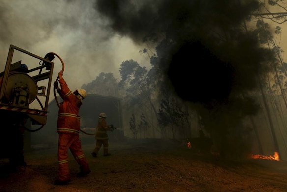 RFS firefighters protect properties near Lithgow.   das131017.001.008.jpg
