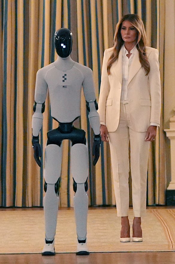 La first lady Melania Trump arriva insieme al robot umanoide, Figura 03.